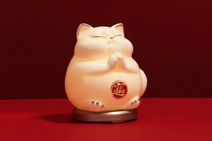 Fortune Cat Speech Control Porcelain Lamp